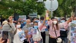 រូបឯកសារ៖ អ្នក​គាំទ្រ​លោក រ៉ុង ឈុន នាំ​គ្នា​តវ៉ា​នៅ​មុខ​សាលាឧទ្ធរណ៍​ក្នុង​រាជធានី​ភ្នំពេញ ឲ្យ​ដោះលែង​លោក ថ្ងៃទី២៦ ខែ​សីហា ឆ្នាំ​២០២០។ (អូន ឆេងប៉រ/វីអូអេ)