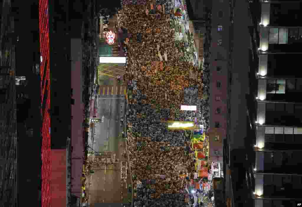 Gonkongda demokratiya tarafdori bo'lgan o'n minglab fuqarolar namoyishga chiqib, shahar ko'chalarini to'ldirdi, 1-iyul, 2014-yil.