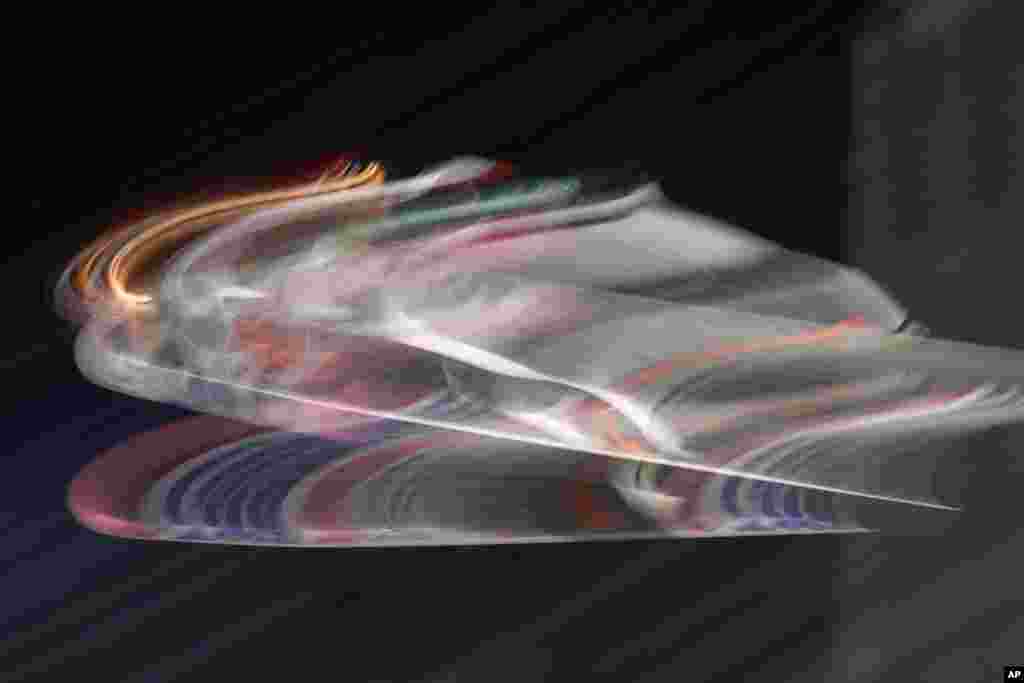 ក្នុងរូបថតដែលថតក្នុងល្បឿនដ៏យឺត លោក&nbsp;Junshiro Kobayashi កីឡាករស្គីទឹកកកជនជាតិជប៉ុន បានជិះស្គីហោះលើអាកាសនៅក្នុងដំណាក់កាលទី ១ នៃកម្មវិធីប្រកួតជិះស្គីទឹកកក Four Hills លើកទី៦៩ នៅទីក្រុង Oberstdorf ប្រទេសអាល្លឺម៉ង់។ 