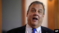 Chris Christie, kandidat za republikansku predsedničku nominaciju, na skupu sa biračima u New Hampshireu, 10. januara 2024. (Foto: AP/Robert F. Bukaty)
