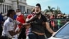 Un hombre es detenido durante una manifestación contra el gobierno del presidente cubano Miguel Díaz-Canel en La Habana, el 11 de julio de 2021.