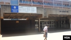 Le plus grand hôpital du Zimbabwe, le Parirenyatwa General, à Harare, semble désert, le 27 novembre 2019, alors que des patients ont été refoulés, après que des médecins se sont joints à une grève générale (Columbus Mavhunga / VOA)