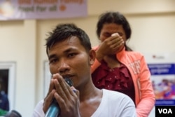 លោក នូ បូរី (២៦ឆ្នាំ) ) និយាយ​ទៅ​កាន់​អ្នកសារព័ត៌មាន​អំពី​ការចាប់ជំរិត​ដោយ​ក្រុម​ចោរ​សមុទ្រ​សូម៉ាលី នៅ​ថ្ងៃអង្គារ ទី១ ខែវិច្ឆិកា ឆ្នាំ២០១៦ នៅ​រាជធានី​ភ្នំពេញ។ពលរដ្ឋ​កម្ពុជា​ចំនួន​បួន​នាក់​ជា​ពលករ​នេសាទ​ទាំង២៩នាក់​នៅ​លើ​កប៉ាល់​តៃវ៉ាន់ FV Naham 3 ដែល​ដោតទង់​ជាតិ​ប្រទេស​អូម៉ង់ ត្រូវ​ក្រុម​ចោរ​សមុទ្រ​សូម៉ាលី​ចាប់​ជំរិត នៅ​ខែមីនា ឆ្នាំ ២០១២ នៅ​ភាគខាងត្បូង​ប្រទេស​សីស្សែល (Seychelles) នៃ​ទ្វីប​អាហ្វ្រិក។ (ឡេង ឡែន/VOA)