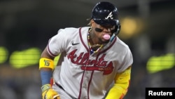 Ronald Acuña Jr., de los Bravos de Atlanta, recorre las bases tras batear un cuadrangular con bases llenas ante los Dodgers de Los Angeles, el 31 de agosto de 2023.