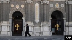 Des gardes de sécurité patrouillent devant l'église St Joseph, également connue sous le nom d'église catholique de Wangfujing, à Pékin le 22 octobre 2020.