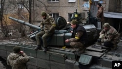 Wanajeshi wa Ukraine wakijiandaa kwa shambulio huko Bakhmut, mahali palipokuwa na mapigano makali zaidi na wanajeshi wa Russia, katika mkoa wa Donetsk, Ukraine, Alhamisi, Desemba 15, 2022. AP
