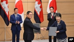 រូបឯកសារ៖ សហប្រតិបត្តិការអន្តរជាតិរបស់កម្ពុជា លោក សុខ ចិន្តាសោភា ក្នុងពិធីផ្លាស់ប្តូរឯកសារ នៅទីស្នាក់ការនាយករដ្ឋមន្រ្តីនៅទីក្រុងតូក្យូ ថ្ងៃទី១៨ ខែធ្នូ ឆ្នាំ២០២៣។