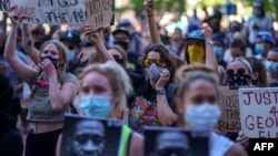 2020年5月28日抗议者在明尼苏达州明尼阿波利斯为弗洛伊德死亡示威伸张正义