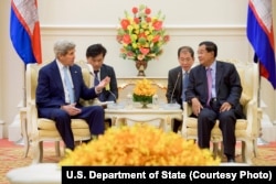 ឯកសារ៖ លោក John Kerry រដ្ឋមន្ត្រី​ការ​បរទេស​សហរដ្ឋ​អាមេរិក​ជួប​ពិភាក្សា​ជាមួយ​លោក​នាយករដ្ឋមន្ត្រី ហ៊ុន សែន នៅ​មុន​កិច្ច​ប្រជុំ​ទ្វេភាគី​មួយ​នៅ​វិមាន​សន្តិភាពនៅ​រាជធានី​ភ្នំពេញ​ កាល​ពី​ថ្ងៃ​ទី​២៦ ខែ​មករា ឆ្នាំ​២០១៦។