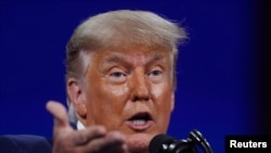 ARHIVA - Bivši predsednik Donald Tramp govori na skupu američkih konzervativaca u Orlandu na Floridi, 28. februara 2021. 