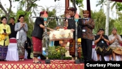 Presiden Jokowi membuka karnaval Budaya Bali dengan memukul Okokan, Jumat 12/10 (Foto: Setpres RI).