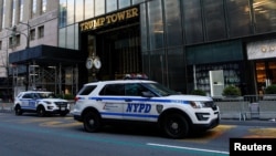 Vozilo njujorške policije ispred Trumpove kule, arhiva