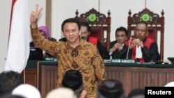 Gubernur DKI Jakarta, Basuki Tjahaja Purnama, yang juga dikenal sebagai Ahok melambaikan tangannya di dalam ruang pengadilan selama persidangan penistaan agama di aula Kementrian Pertanian di Jakarta, Indonesia tanggal 3 Januari 2017 (foto: REUTERS/Dharma Wijayanto/Pool)