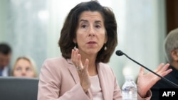 美國商務部長吉娜·雷蒙多（Gina Raimondo）2023年10月4日在美國國會參議院作證。（美聯社）