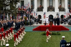 Brigitte Macron, wanita pertama Melania Trump, Presiden Perancis Emmanuel Macron, dan Presiden Donald Trump dalam Upacara Kedatangan Negara di South Lawn Gedung Putih, 24 April 2018, di Washington, D.C.