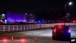 На этом снимке, взятом из видео, предоставленного WSYX, видно, как полиция реагирует на стрелка 5 февраля 2025 года, в Нью-Олбани, штат Огайо. (Фото WSYX via AP)