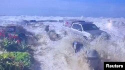 Talasi u Venturi, u Kaliforniji (Foto: Ventura Police Department and the City of Ventura via Ventura County Fire Department/Handout via REUTERS)