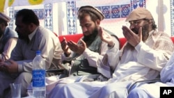 Zaki ur-Rahmon Lahviy (o'rtada) Mumbaydagi hujumni rejalash va moliyalashda gumon qilinmoqda.