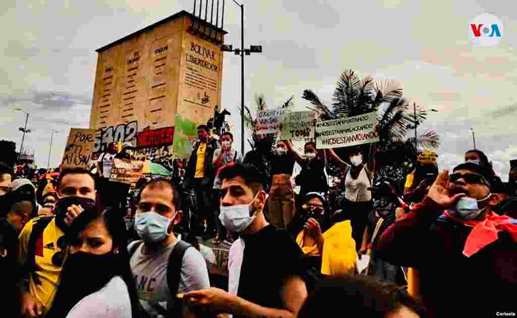 No obstante, en la noche, vándalos prendieron fuego a la estatua de Simón Bolívar, en la noche, según registró un canal televisivo local.