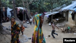 ជន​រ៉ូហ៊ីងយ៉ា​កាន់​សាសនា​ហិណ្ឌូ​ម្នាក់​ដើរ​កាត់​ជំរំ​ជន​ភៀស​ខ្លួន Kutupalong នៅ​ក្នុង​ក្រុង Cox's Bazar ប្រទេស​បង់ក្លាដែស កាលពី​ថ្ងៃទី១៧ ខែធ្នូ ឆ្នាំ២០១៧។