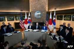 조 바이든 미국 대통령과 윤석열 한국 대통령, 기시다 후미오 일본 총리가 18일 미국 캠프 데이비드에서 3자 정상회의를 했다.