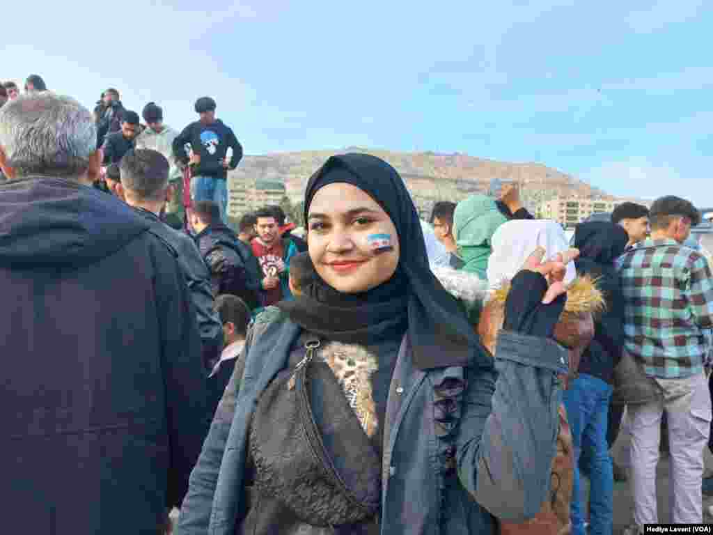 Başkent Şam'ın merkezindeki meydanlarda ve ana caddelerde insanlar gruplar halinde Esat&rsquo;ın devrilmesini kutluyor