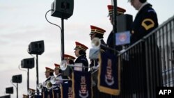 Военный оркестр во время генеральной репетиции выступления перед инаугурацией Трампа, 12 января 2025 года