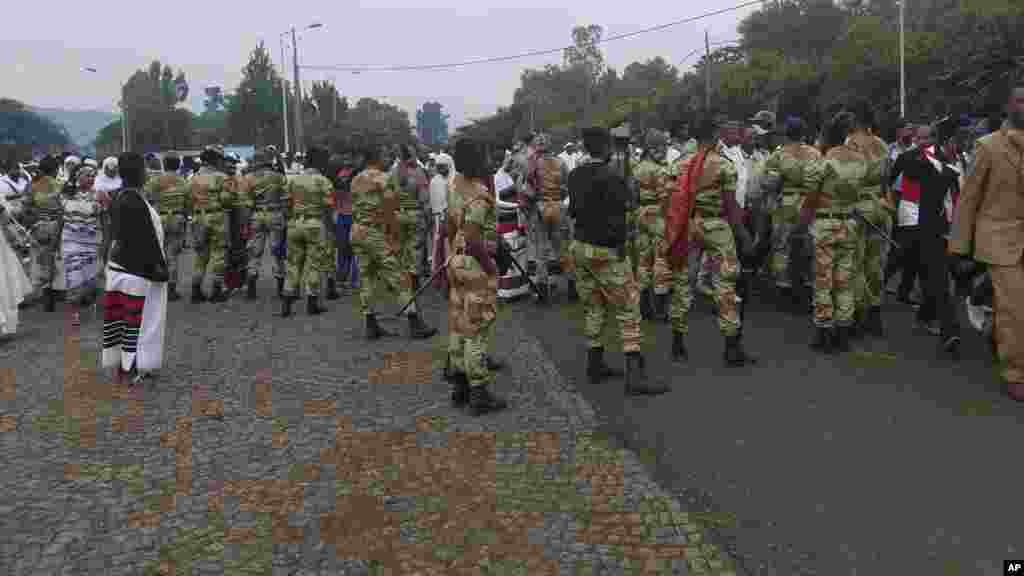 Des soldats éthiopiens bloquent la rue lors d'une fête religieuse à Bishoftu,le 2 octobre 2016.