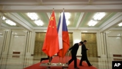 2015年11月27日，在北京人民大會堂舉行的歡迎捷克總理索博特卡的儀式結束後，工作人員拖走中國和捷克的國旗。