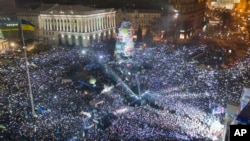 Proevropski aktivisti pjevaju ukrajinsku himnu, proslavljajući Novu godinu na glavnom trgu ukrajinske prijestolnice Kijev u srijedu rano, 1. januara 2014. Najmanje 100.000 Ukrajinaca pjevalo je zajedno državnu himnu.