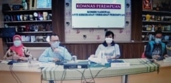 Komisioner Komnas Perempuan menggelar jumpa pers secara daring menjelaskan Kampanye 16 Hari Anti Kekerasan terhadap Perempuan, Selasa (24/11). (Foto: VOA/ Yudha Satriawan)