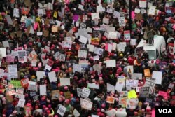 ក្បួន​ដង្ហែរ​ស្ត្រី​ឬ​ដែល​ហៅថា «Women's March‍» នៅ​ក្នុង​រដ្ឋធានី វ៉ាស៊ីនតោន កាលពី​ថ្ងៃទី២១ ខែ​មករា ឆ្នាំ២០១៧។ (រូបថត​ដោយ ស្រេង លក្ខិណា/VOA Khmer)