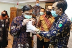 Direktur Utama RSUP dr Sardjito Yogyakarta dr. Rukmono Siswishanto menyimpan nafas di kantung ketika mencoba alat GeNose. (Foto: Courtesy/UGM)