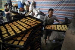 Aktivitas pembuat roti tradisional Afghanistan menjelang bulan puasa Ramadhan di Kabul, Afghanistan, 7 April 2021. (Foto: AP / Rahmat Gul)