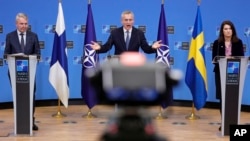 Sekretari i Përgjithshëm i NATO-s, Jens Stoltenberg, në qendër, merr pjesë në një konferencë për shtyp së bashku me Ministrin e Jashtëm të Finlandës, Pekka Haavisto, majtas dhe Ministren e Jashtme suedeze Ann Linde, djathtas, në selinë e NATO-s në Bruksel, të hënën, 24 janar 2022. (AP Photo/Olivier Matthis)