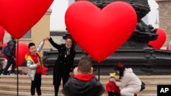 一個有年幼子女的家庭在北京某地合照(2021年2月13日)。在人口老化和出生率下降的雙重壓力下，中國正試圖改變人口政策，避免人口危機。