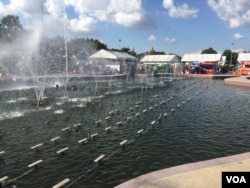 តូប​លក់​ទំនិញ ដែល​ត្រូវ​បាន​ដំឡើង​សម្រាប់​លក់​ទំនិញ​នៅ​មុខ​វត្ត​បទុម​វត្តី ចាប់ពី​ថ្ងៃ​ទី​ ១៣​ ដល់​ ថ្ងៃ​ទី​១៥​ វិច្ឆិកា​ ក្នុង​អំឡុង​ពេល​នៃ​ការរៀបចំ​ព្រះ​រាជពិធី​បុណ្យ​អុំទូក​នៅ​រាជធានី​ភ្នំពេញ។ (ហ៊ុល រស្មី/VOA)