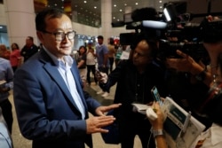 លោក សម រង្ស៊ី មេដឹកនាំ​ប្រឆាំង​កម្ពុជាដែល​និរទេស​ខ្លួន ថ្លែង​ទៅ​កាន់​ក្រុម​អ្នក​សារព័ត៌មាន​ខណៈ​ដែល​លោក​បាន​មក​ដល់អាកាសយានដ្ឋាន​អន្តរជាតិក្រុង​គូឡាឡាំពួ​ប្រទេស​ម៉ាឡេស៊ី កាល​ពី​ថ្ងៃ​ទី​៩ ខែ​វិច្ឆិកា ឆ្នាំ​២០១៩។