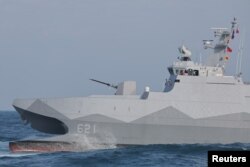 台灣軍隊在高雄舉行的年度演習中駕駛一艘陀江級巡邏艦展示戰備狀態。 （2025年1月9日）