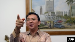 រូបឯកសារ៖ អភិបាល​ក្រុង Jakarta ប្រទេស​ឥណ្ឌូនេស៊ី លោកBasuki Tjahaja Purnama ឬ​ដែល​គេ​ស្គាល់​តាម​រយៈ​ឈ្មោះ​ហៅ​ក្រៅ​ថា«Ahok‍» ថ្លែង​ទៅ​កាន់​ក្រុម​អ្នកសារព័ត៌មាន​នៅ​ការិយាល័យ​របស់​លោក​ក្នុង​ទីក្រុង Jakarta កាល​ពី​ថ្ងៃ​ទី១៤ ខែ​សីហា ឆ្នាំ២០១៤។