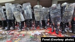 Ispred zgrade Skupštine grada Novog Sada građani su gađali policiju jajima, jogurtom, brašnom i crvenom farbom (Fonet / marko Dragoslavić)