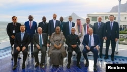 وزیران خارجه کشورهای بریکس و نمایندگانی از کشورهای دیگر در جریان اجلاسی در کیپ تاون. امیر عبداللهیان،‌ وزیر امور خارجه جمهوری اسلامی ایران (نفر هفتم ردیف بالا از راست)، و عادل الجبیر، وزیر خارجه عربستان (نفر چهارم ردیف بالا از راست) در تصویر دیده می‌شوند (۱۲ خرداد ۱۴۰۲) 