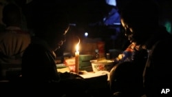 Kutokana na gharama za umeme kuongezeka na wananchi kutoweza kupata umeme au kushindwa kulipia mtoto wa miaka 9 akisoma kwa kutumia mshumaa, Harare, Zimbabwe, Julai 23, 2019.