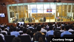 មហាជន​ចូល​រួម​ទស្សនា ​និង​ស្ដាប់​សវនាការ​ស្ដាប់​ចម្លើយ​មួយ​កាល​ពី​ខែ​មីនា ​ឆ្នាំ​២០១៦ ​នៅ​ឯ​សាលា​ក្ដី​ខ្មែរ​ក្រហម។ (រូបថត​ផ្តល់​ឲ្យ​ដោយ ញ៉ែត សុខហេង/ECCC)