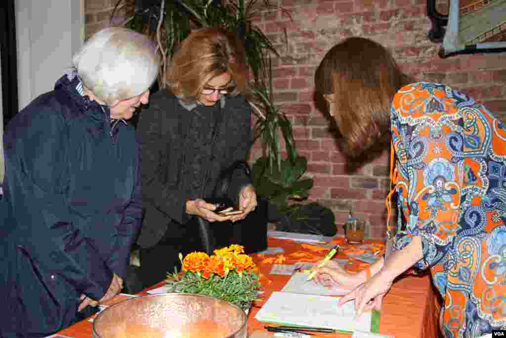 Guests register at a Washington, DC fundraiser and silent auction organized by Caring for Cambodia, a non-profit to help support 21 impoverished schools in Cambodia's Siem Reap province, May 4, 2017. (VOA Khmer)