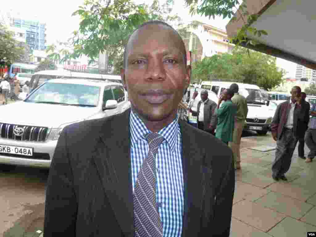 Keniyadan Charles Ngigi: "Romni mag'lubiyatni tan olgani tahsinga sazovor. Demokratiya bu". 