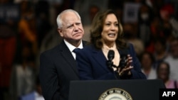 Kandidat demokrata za potpedsjednika, guverne Minnesote Tim Walz posmatra dok kandidatkinja Demokratske stranke za predsjednicu Kamala Harris govori, u Liacouras centru u Philadelphiji, Pennsylvania, 6. august 2024.