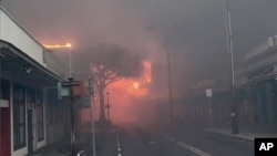 Moshi na miali ya moto kutoka kwenye moto wa nyikani umetanda katikati mwa jiji la Lahaina, huko Maui, Hawaii, Jumanne, Agosti 8, 2023. (Picha na Alan Dickar kupitia AP)
