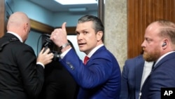 Pete Hegseth, kandidat predsjednika Donalda Trumpa za sekretara za odbranu na izlasku sa pretresa za potvrdu u senatskom Odboru za oružane snage, 14. januara 2025. 