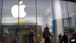 2019年2月26日，行人路过北京一条户外购物街的苹果专卖店。（美联社照片）
